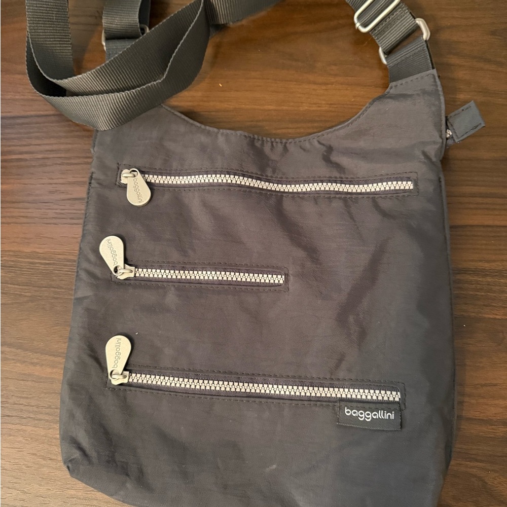 Baggallini Black Messenger Bag with Adjustable Strap and Durable Fabric